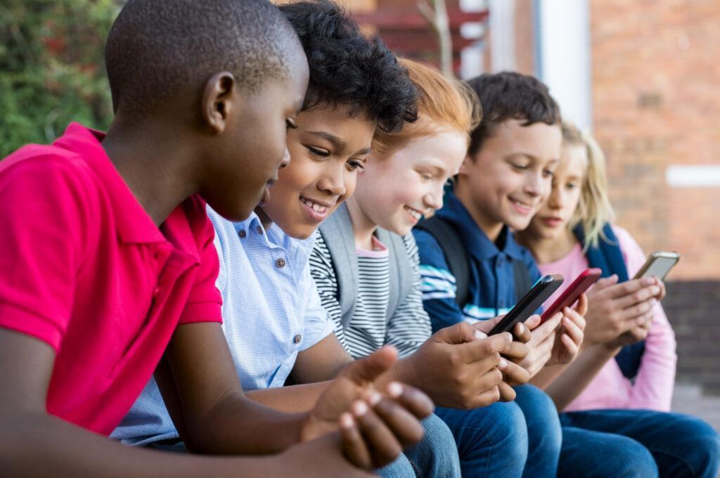 Çocuklarda Telefon Bağımlılığı Belirtileri ve Önleme Yolları